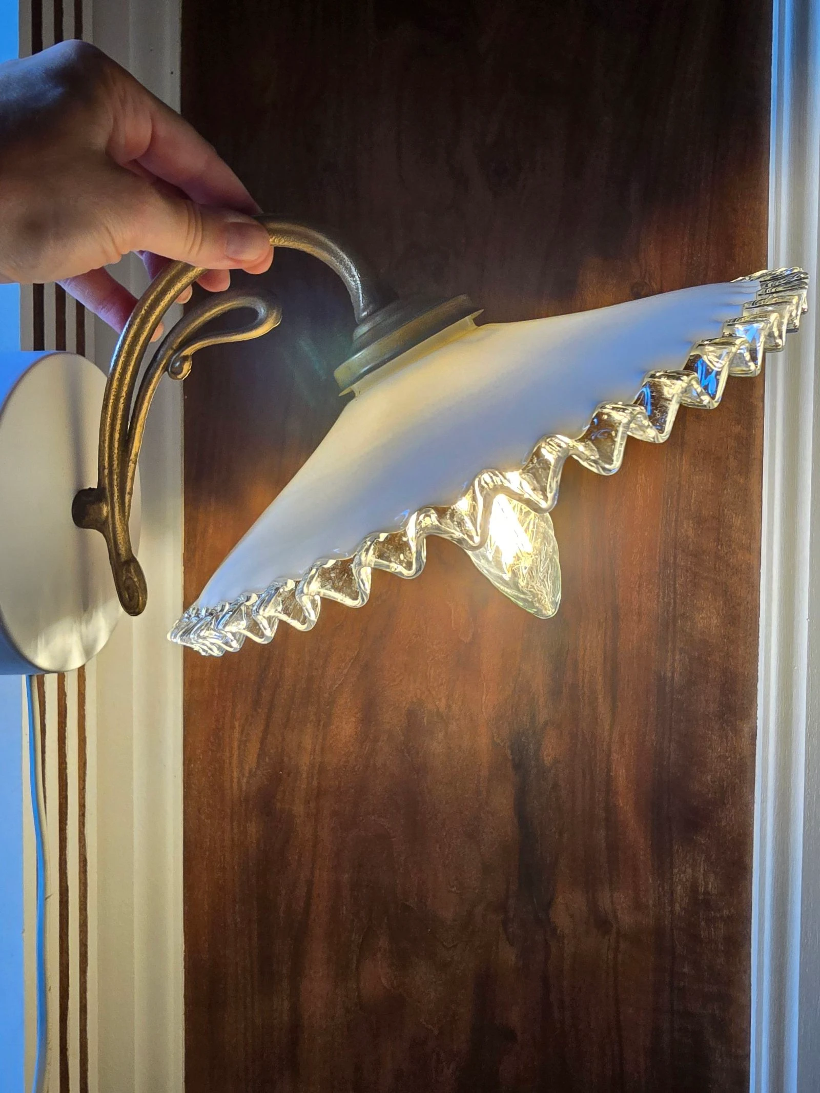 Pair of brass and opaline glass wall sconces bordered with wavy glass – photo 4